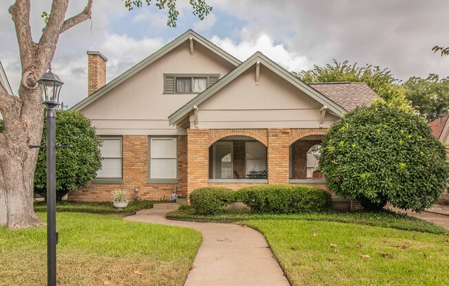 CHARMING HOME Close to UNT Health Science Center and in the Heart of the Cultural District!!