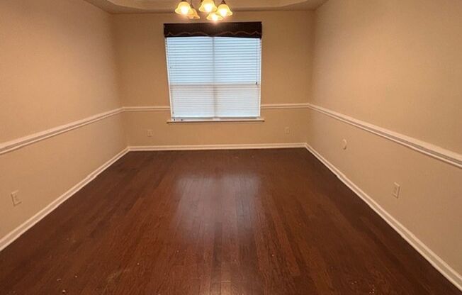 Grand 5 Bed/ 4 Bath Home - Waterlynn Subdivision - Chef's Kitchen - Sunroom - Covered Back Deck - Community Pool