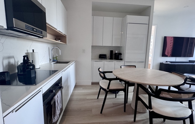 2 beds, 2 baths, $7,775, Unit 2806