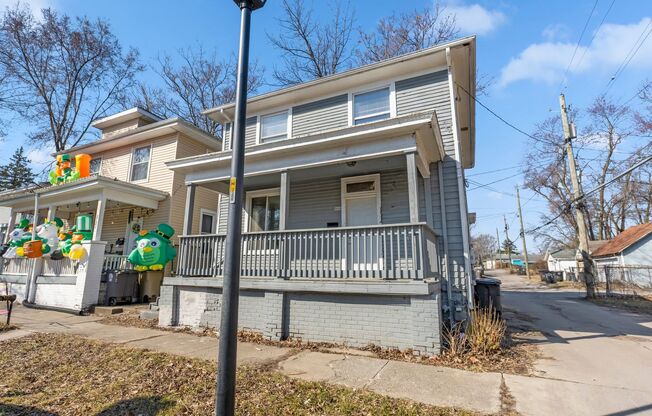 NEW LISTING! 4 BEDROOM HOME **2ND MONTH RENT FREE*