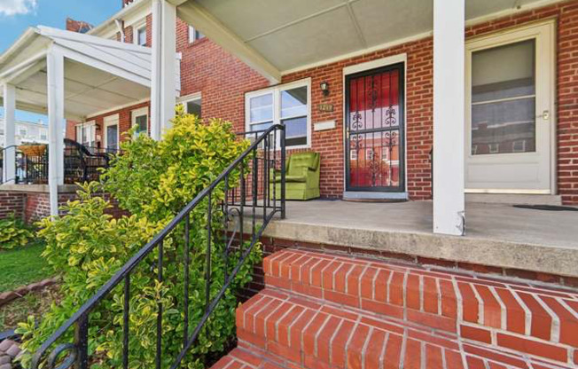 1217 W 37 ST