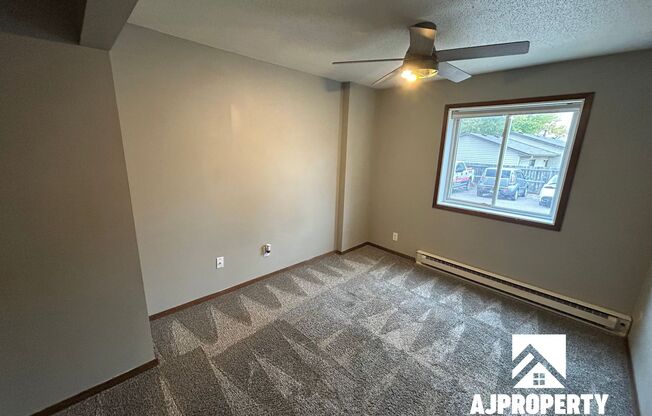 2 beds, 1 bath, 875 sqft, $950, Unit 2109 S Cleveland Ave Sioux Falls, SD Unit 2