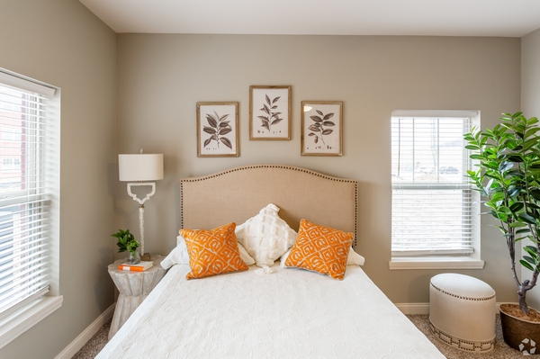 2BR, 2BA - 1,035 SF