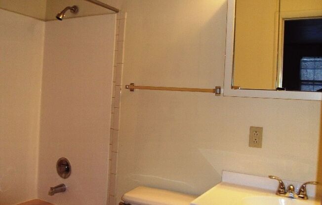 1 bed, 1 bath, 350 sqft, $955, Unit 031