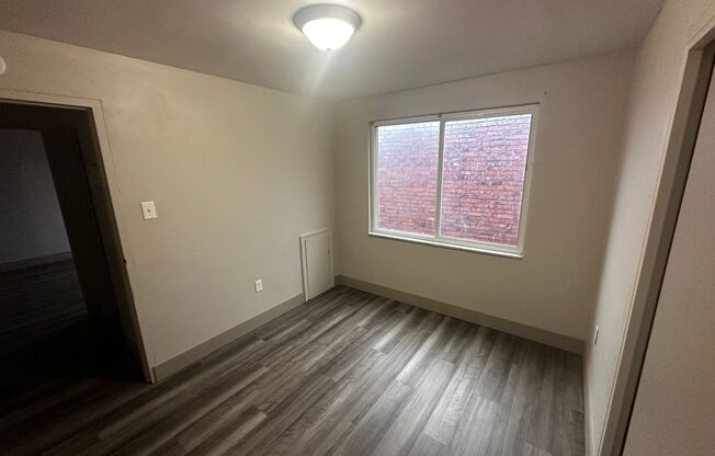 2 beds, 1 bath, $1,100, Unit 479 3rd St Unit 7