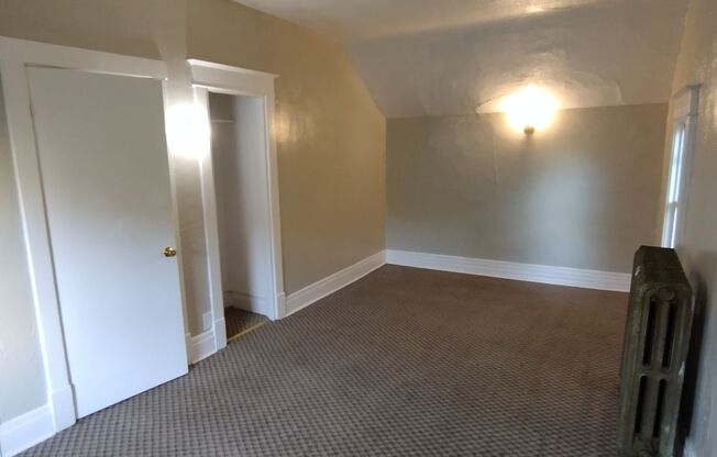 3 beds, 1 bath, $1,400, Unit 3