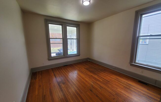 1 bed, 1 bath, $950, Unit 93 Marsh St #2