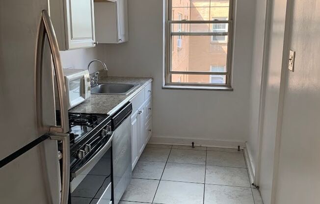 3 beds, 1 bath, $2,250, Unit 306D