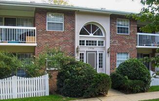 Spacious, 2 Bed 1 Bath Condo In Fantastic Mclean Chase Location – Minutes To Tysons