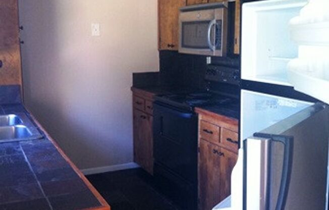 3 beds, 2 baths, $1,295