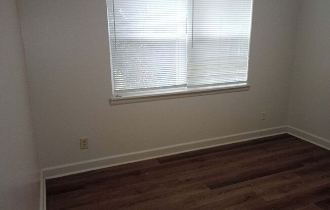 2 beds, 1 bath, $730, Unit 1126 E 9th St Apt 56