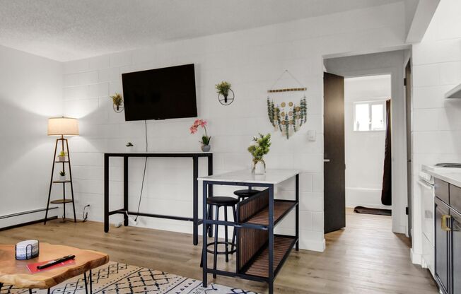 1 bed, 1 bath, 430 sqft, $1,095, Unit 1803 S Cascade Ave. - Unit 17