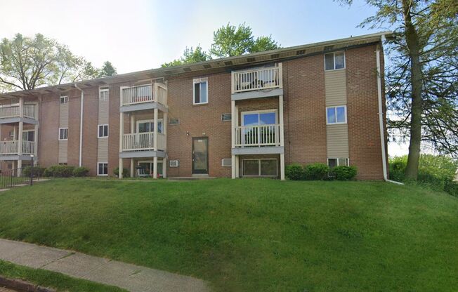 Renovated 2 Bedroom in Bellevue with Private Deck!