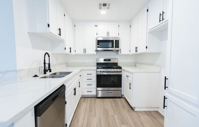Studio, 1 bath, 700 sqft, $1,467, Unit 308