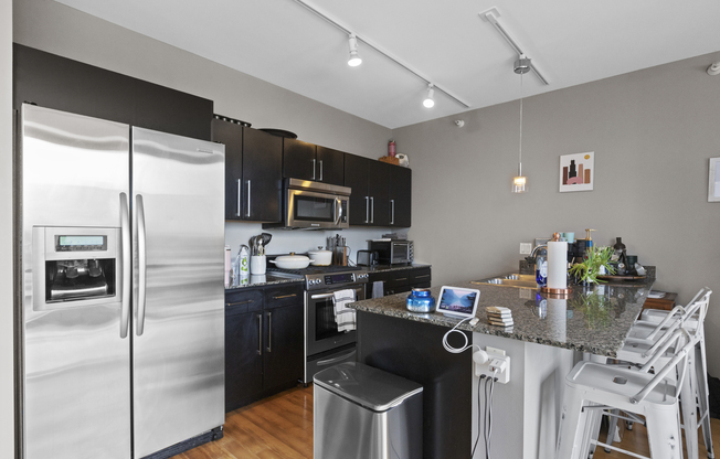 860 W Blackhawk St, Chicago IL 2401