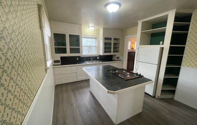 Charming 4 bed, 1 bath Near Concordia!