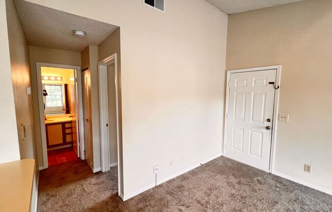 Available NOW! Charming 2 BD / 2 BA in Orlando. Washer and Dryer INCLUDED! Great Location!