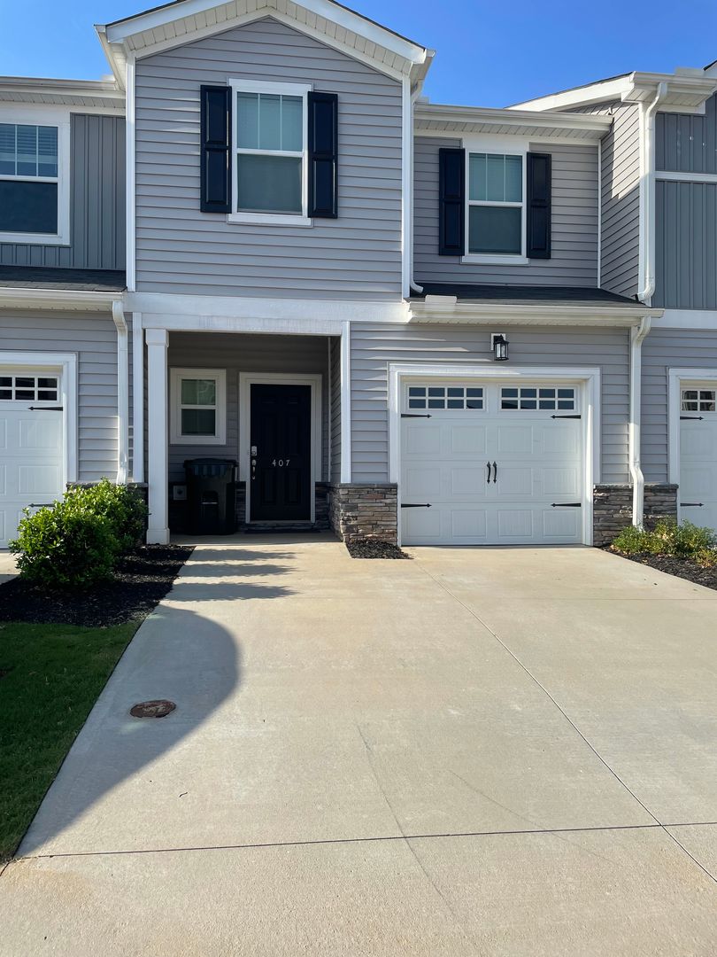 3 Bedroom 2.5 Bath Townhome in Greer !!