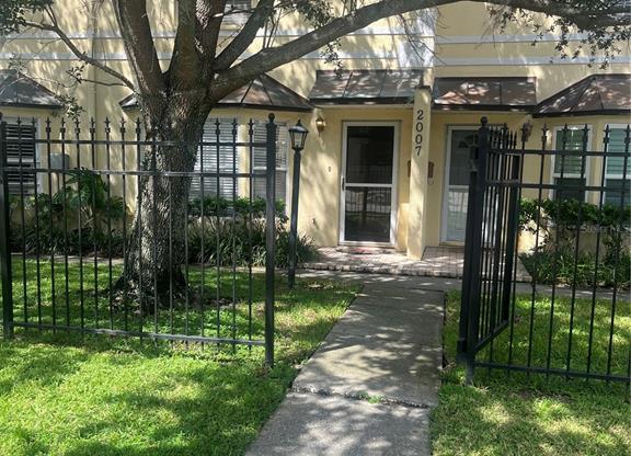2007 W DE LEON ST