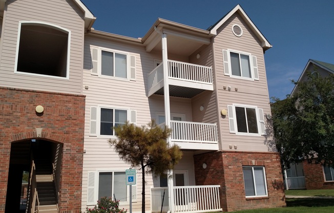 Close to Campus  3 bed 3 bath Condo