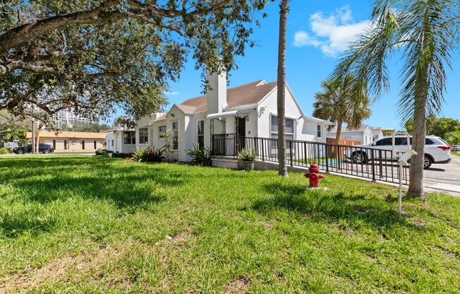 Charming 2-Bedroom Single-Family Home with Spacious Yard in Hollywood, FL