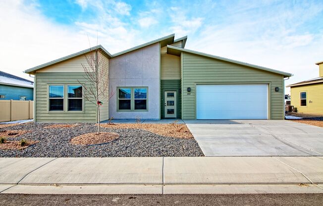 Beautiful Brand-New 3 Bedroom Home Near the Colorado River & Trail System