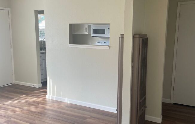 2 beds, 1 bath, 990 sqft, $1,249, Unit 17