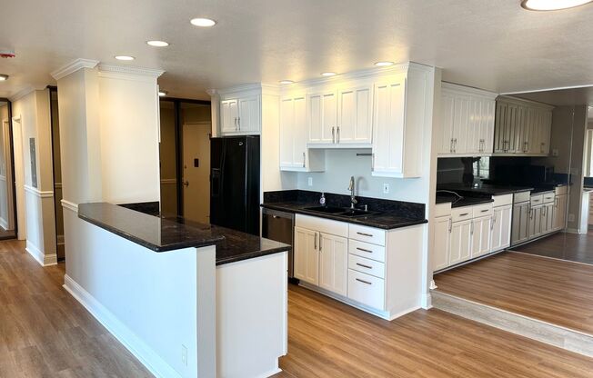 2-bed, 2-bath Condo with Sweeping Views of City and Space Needle!