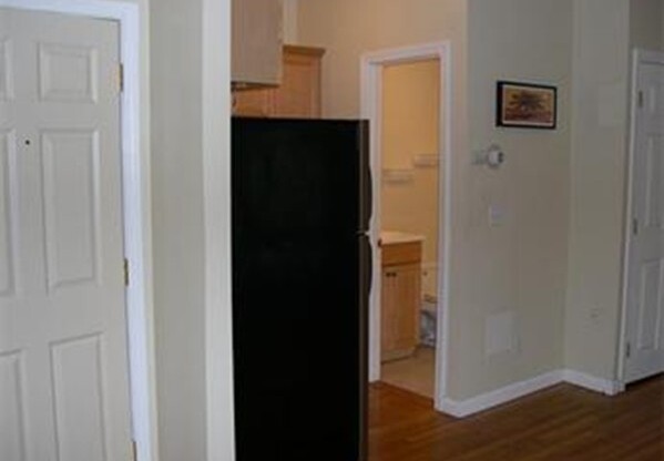 Studio, 1 bath, 370 sqft, $2,284, Unit 3