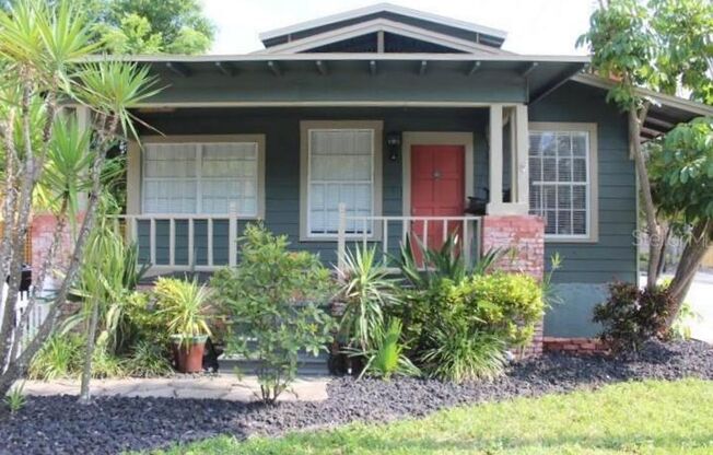 Charming 3BR/2BA South Tampa Bungelow with fenced yard and wood deck