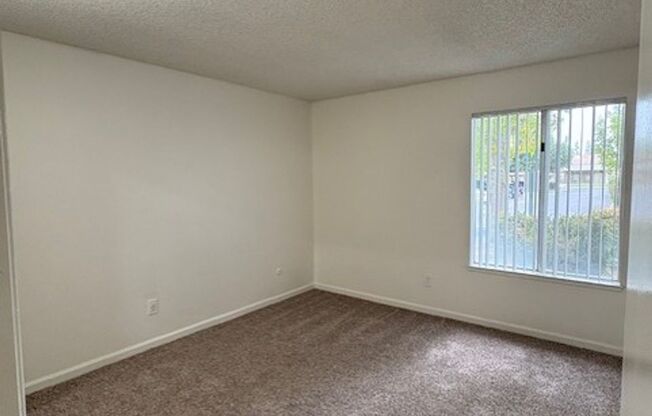 1 bed, 1 bath, 650 sqft, $1,320, Unit 12