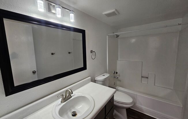 1 bed, 1 bath, 580 sqft, $995, Unit 123