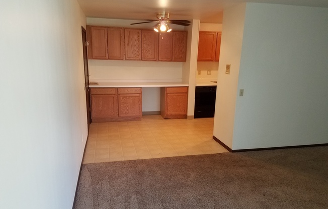 2 beds, 1 bath, 840 sqft, $925, Unit 102