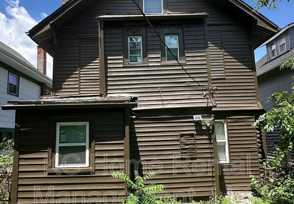3211 E 32 ST