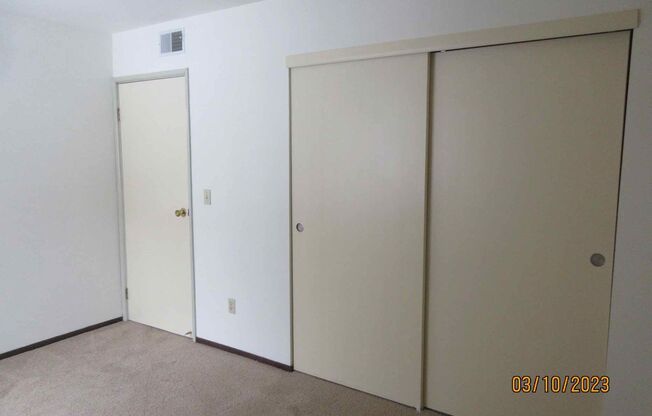 2 beds, 1 bath, $1,075, Unit 15621 - 03