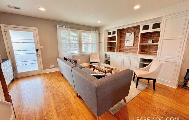1334 QUEEN ST NE