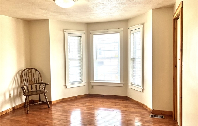 2 beds, 1 bath, $2,500, Unit 2