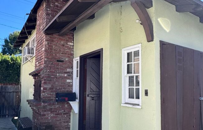 Charming cottage studio in Studio City