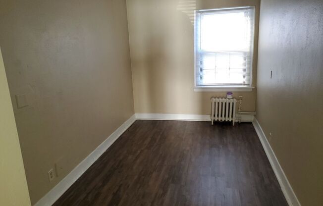 2 beds, 1 bath, $695, Unit Apt # 4