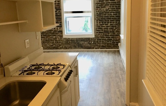 Studio, 1 bath, 264 sqft, $950, Unit 4