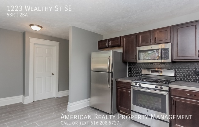 1223 WEALTHY ST SE