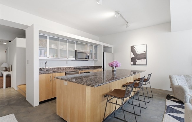 1 bed, 1 bath, 917 sqft, $4,500, Unit 414