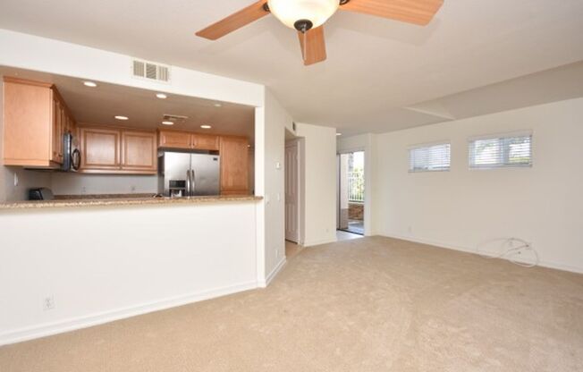 Beautiful condo blocks from the beach!