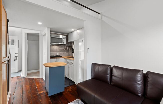 1 Bath Furnished Studio in Woodlawn!