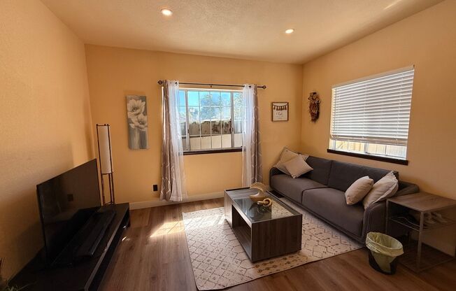 Charming furnished 1BR/1BA Room in Oakland.