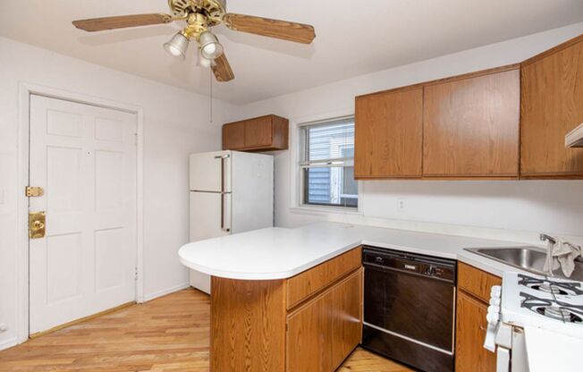 Prime Lakeview Location on Southport. 1 Bed - pets OK!