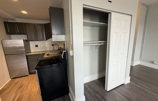 Studio, 1 bath, 430 sqft, $1,375, Unit 819