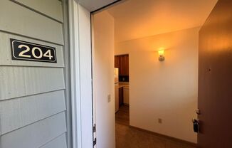 Lovely End Unit Condo in John's Landing - Near South Waterfront