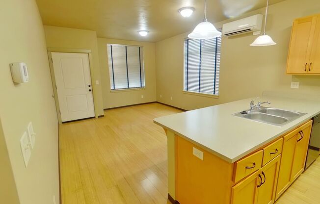 3 beds, 2 baths, $2,475, Unit 1547 Hilyard Street