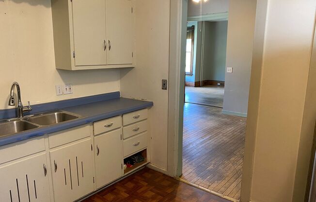 In the Heart of Dinkytown - Amazing 6 bedroom Victorian Rental Home,  Fall 2025!